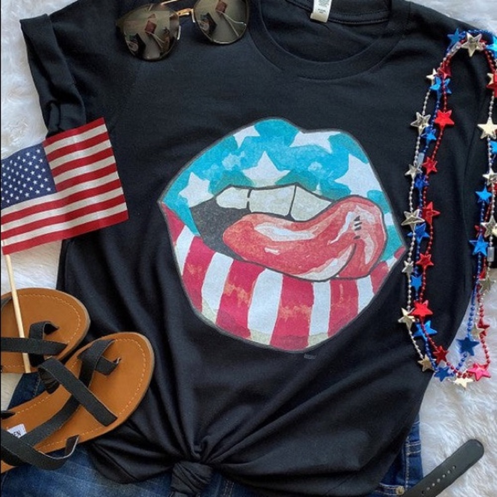 American flag lips graphic tee-black